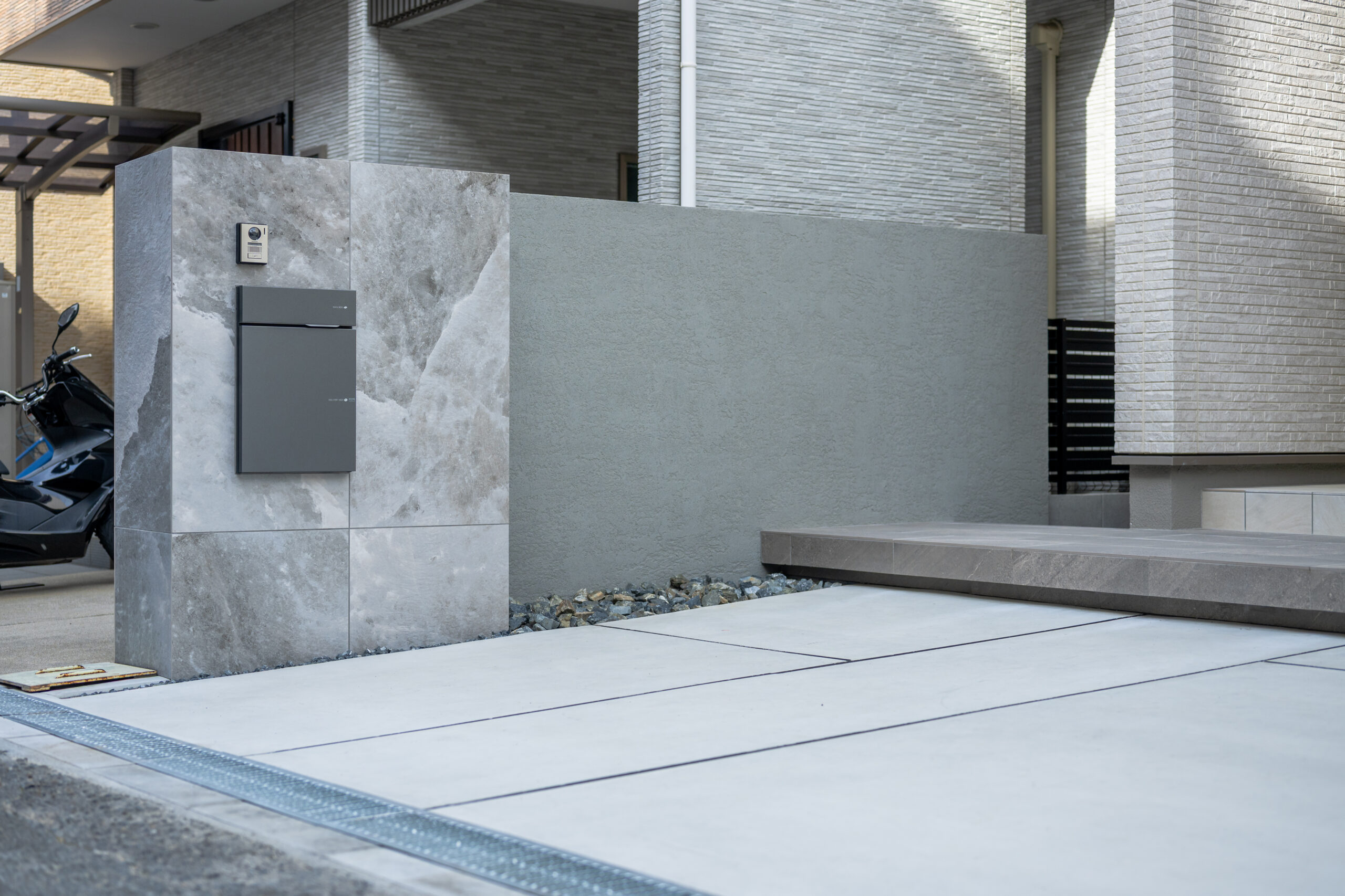 大阪府　光と素材が織りなす、ミニマルラグジュアリーな邸宅