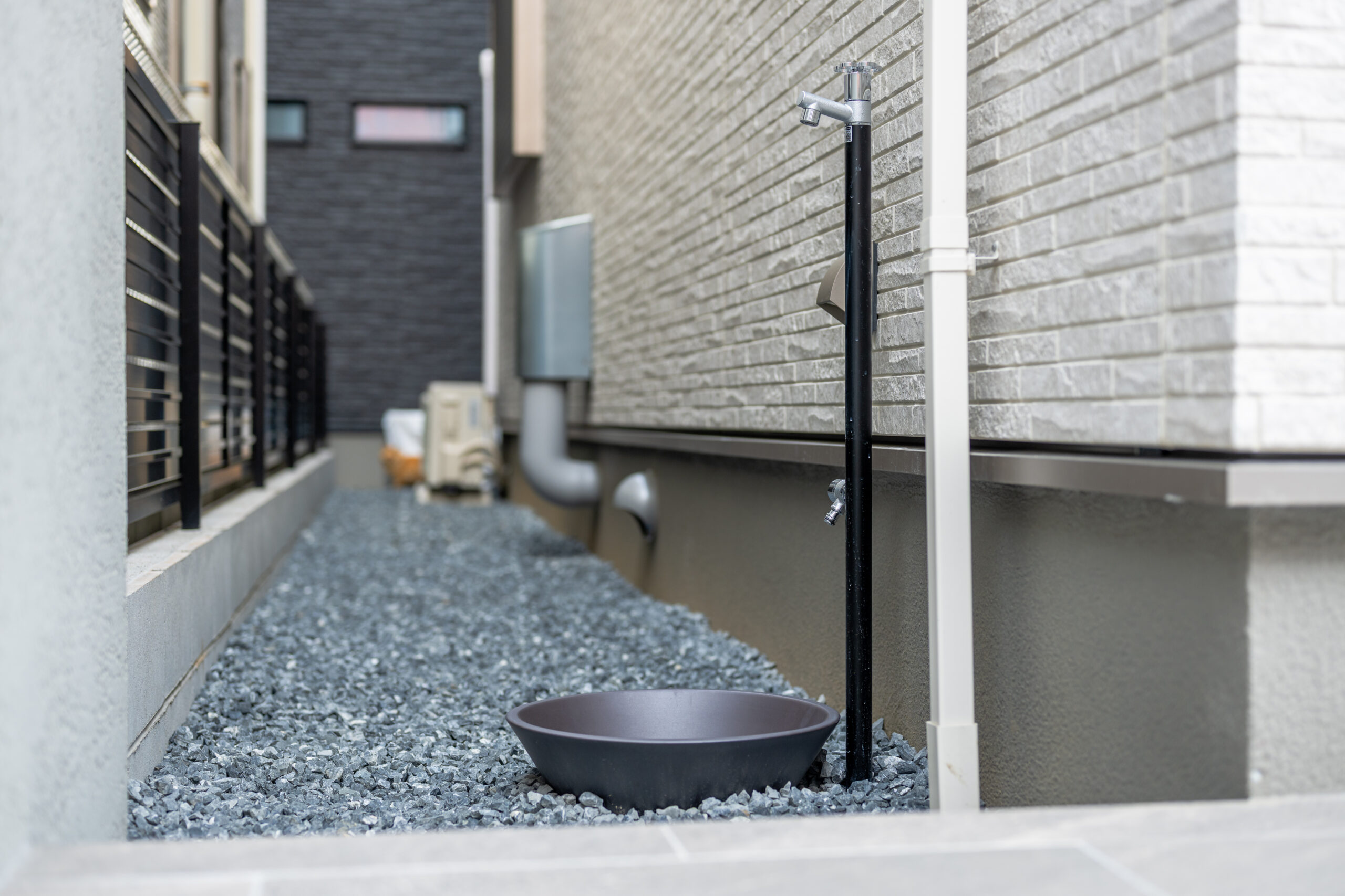 大阪府　光と素材が織りなす、ミニマルラグジュアリーな邸宅