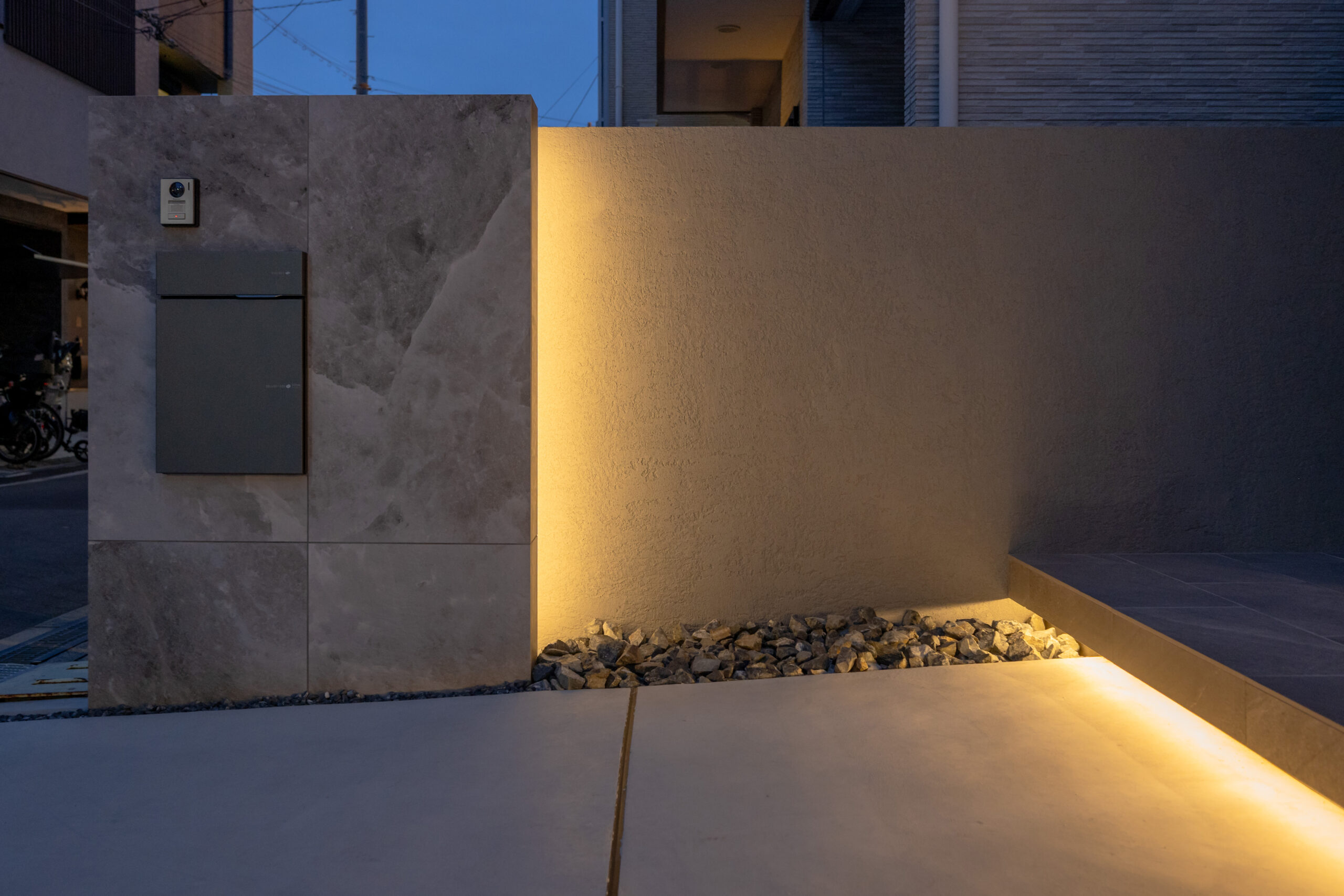 大阪府　光と素材が織りなす、ミニマルラグジュアリーな邸宅