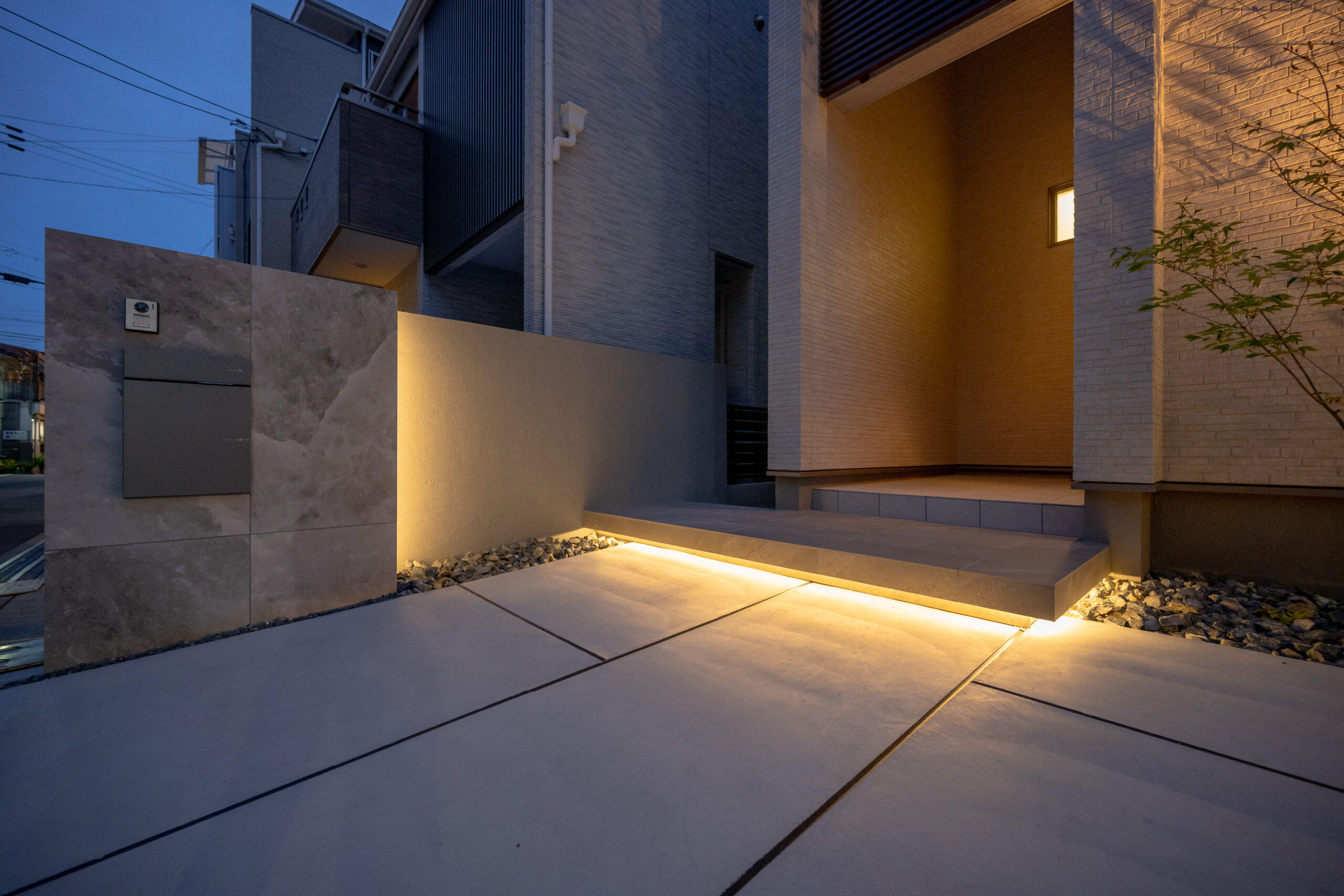 大阪府　光と素材が織りなす、ミニマルラグジュアリーな邸宅