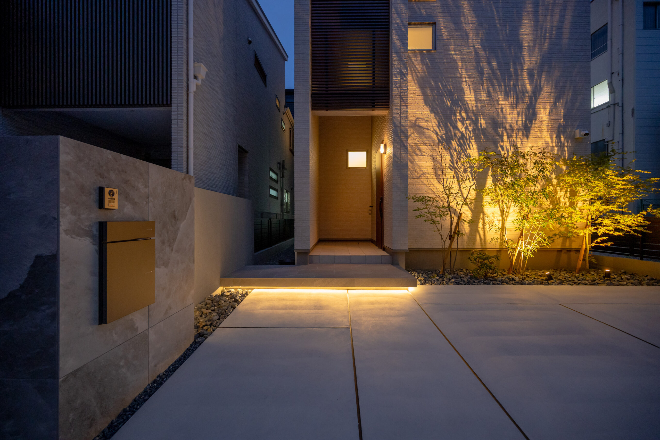 大阪府　光と素材が織りなす、ミニマルラグジュアリーな邸宅