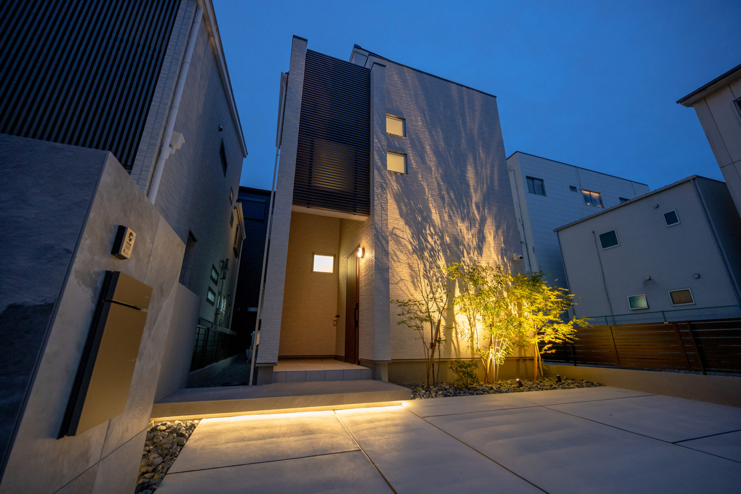 大阪府　光と素材が織りなす、ミニマルラグジュアリーな邸宅