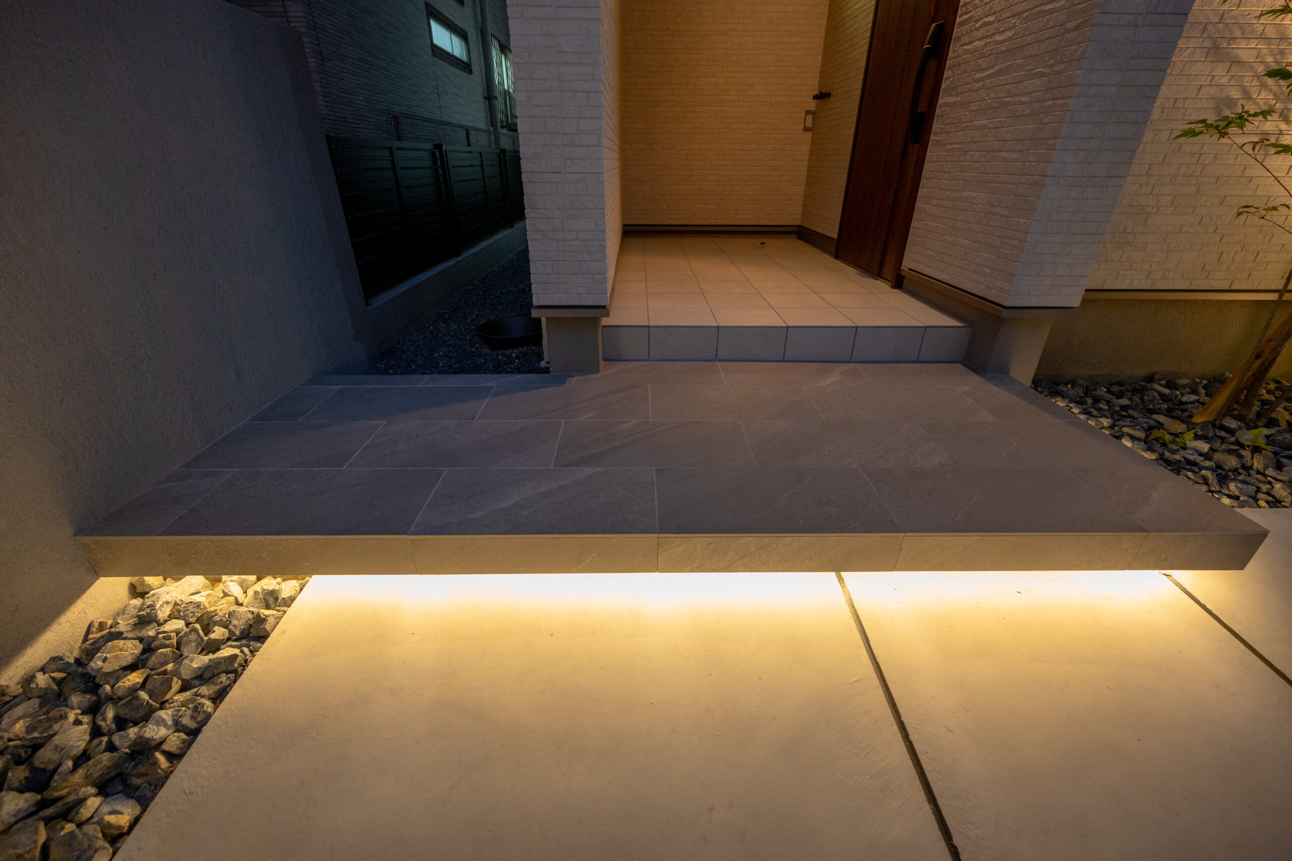 大阪府　光と素材が織りなす、ミニマルラグジュアリーな邸宅