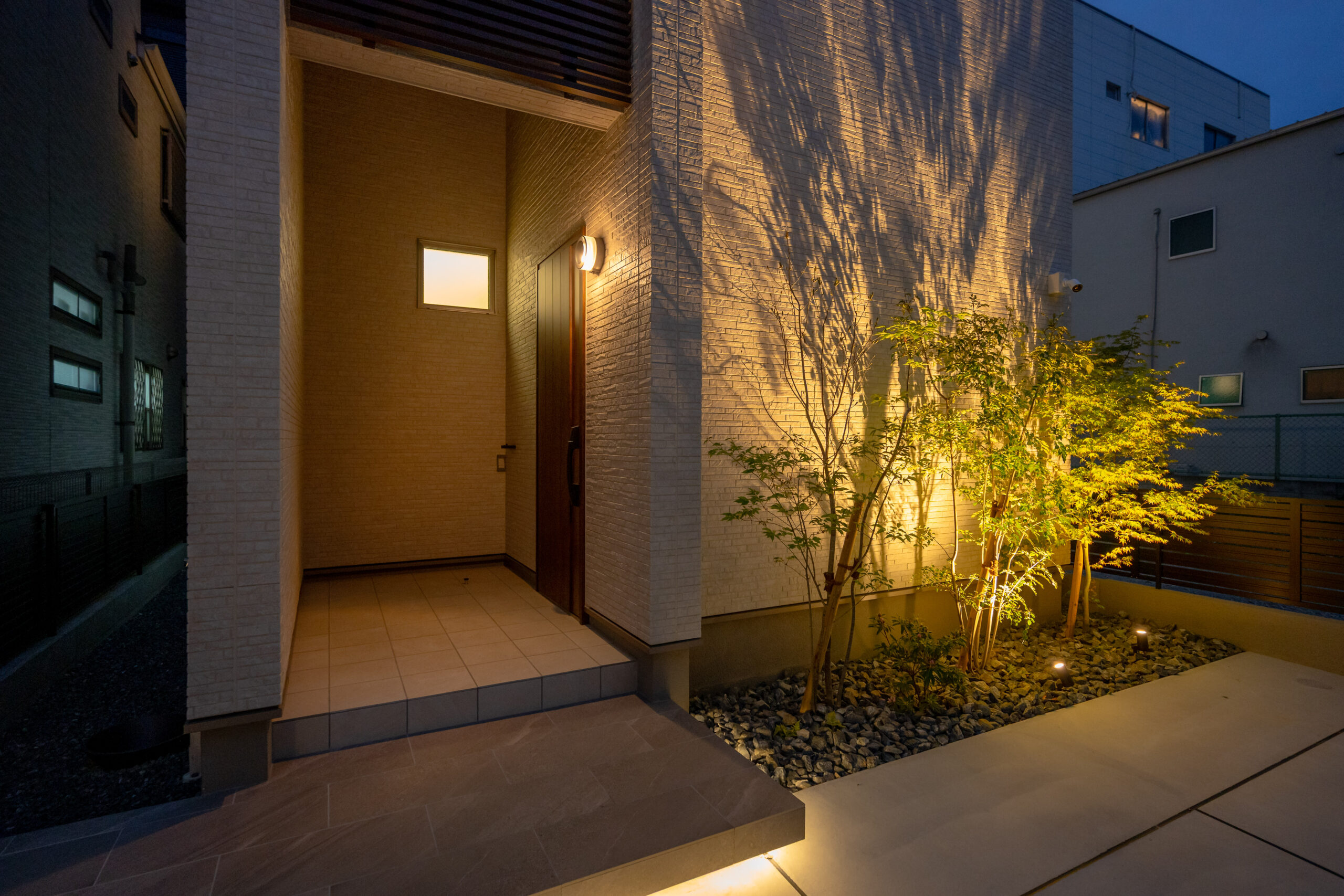 大阪府　光と素材が織りなす、ミニマルラグジュアリーな邸宅