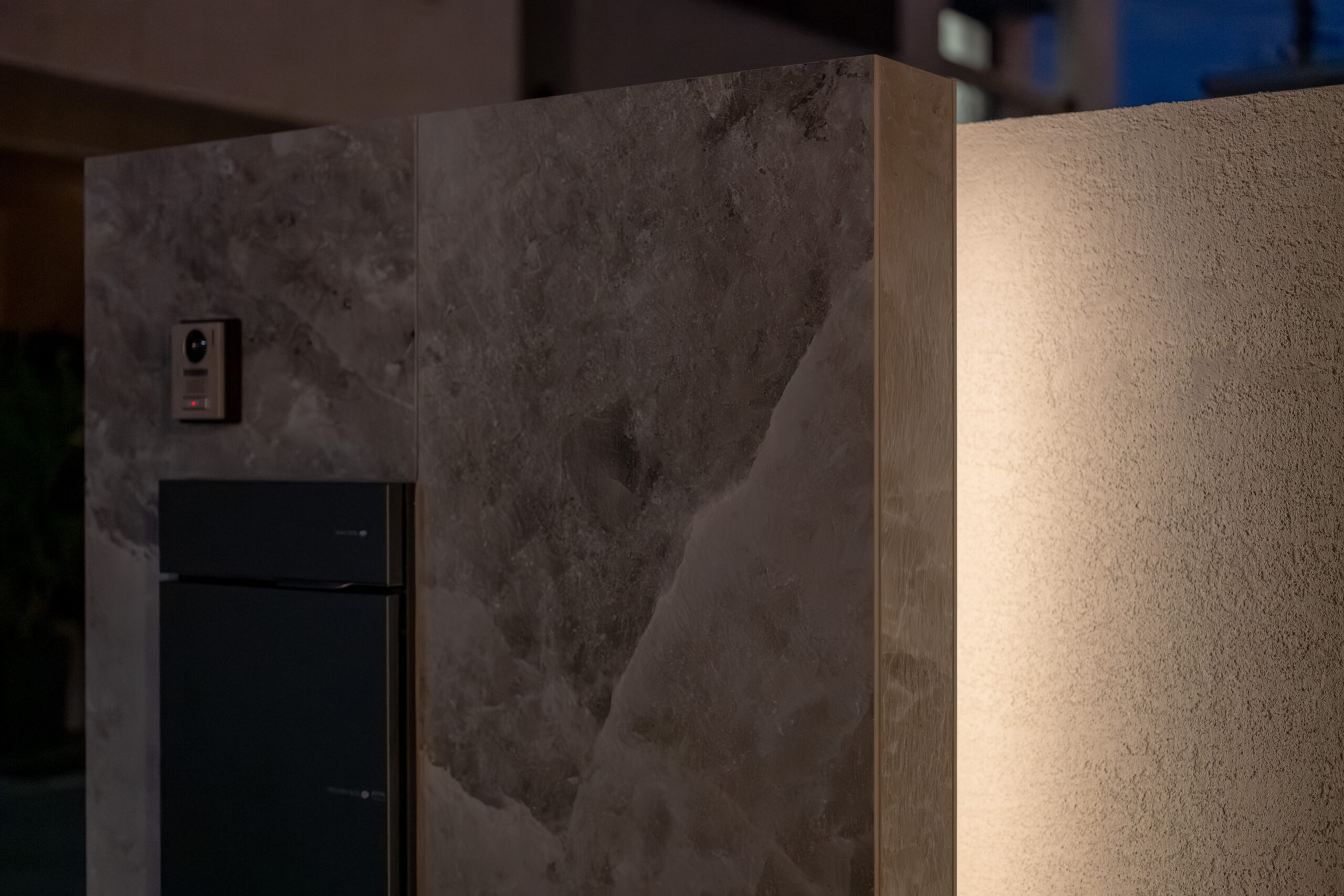 大阪府　光と素材が織りなす、ミニマルラグジュアリーな邸宅