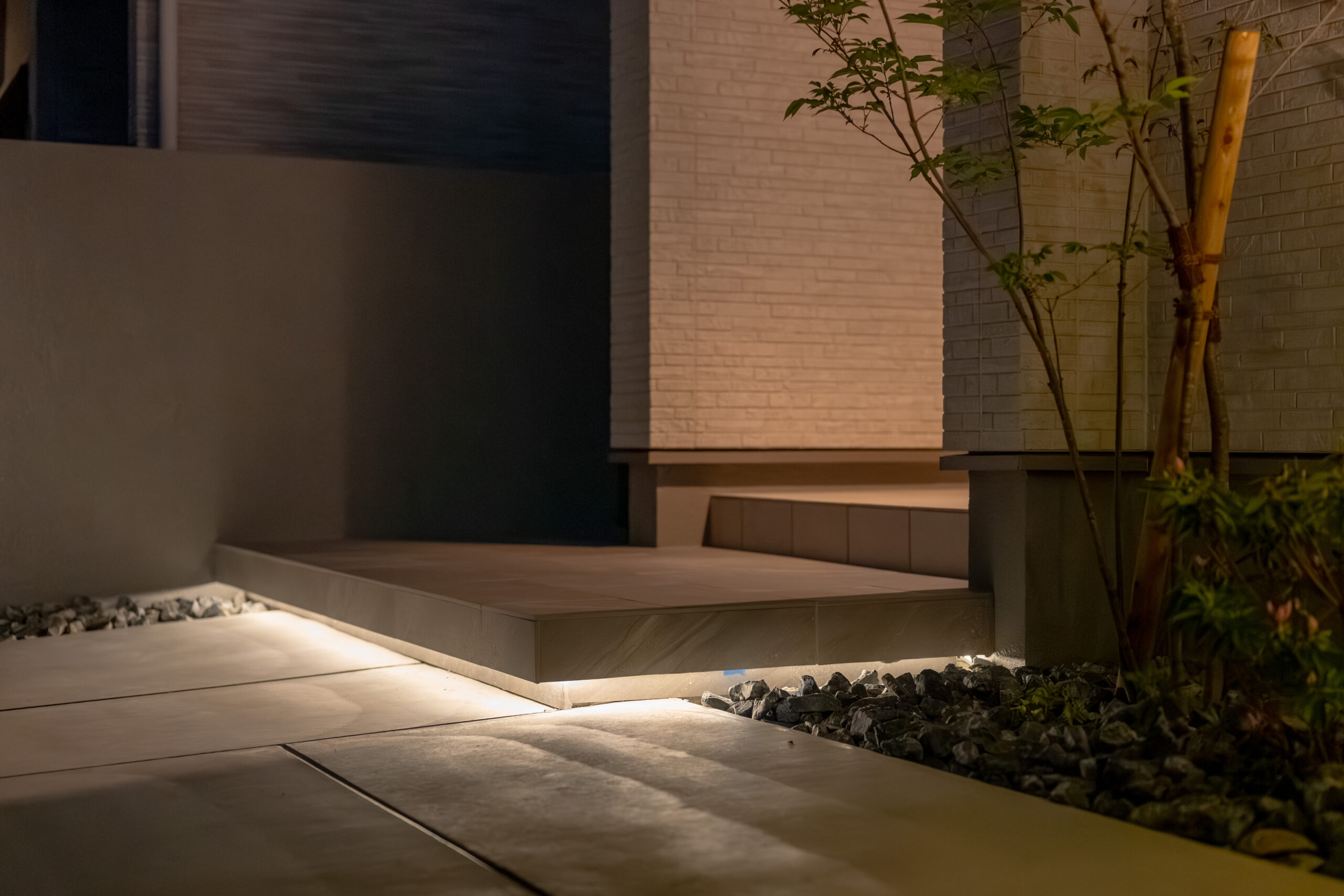 大阪府　光と素材が織りなす、ミニマルラグジュアリーな邸宅