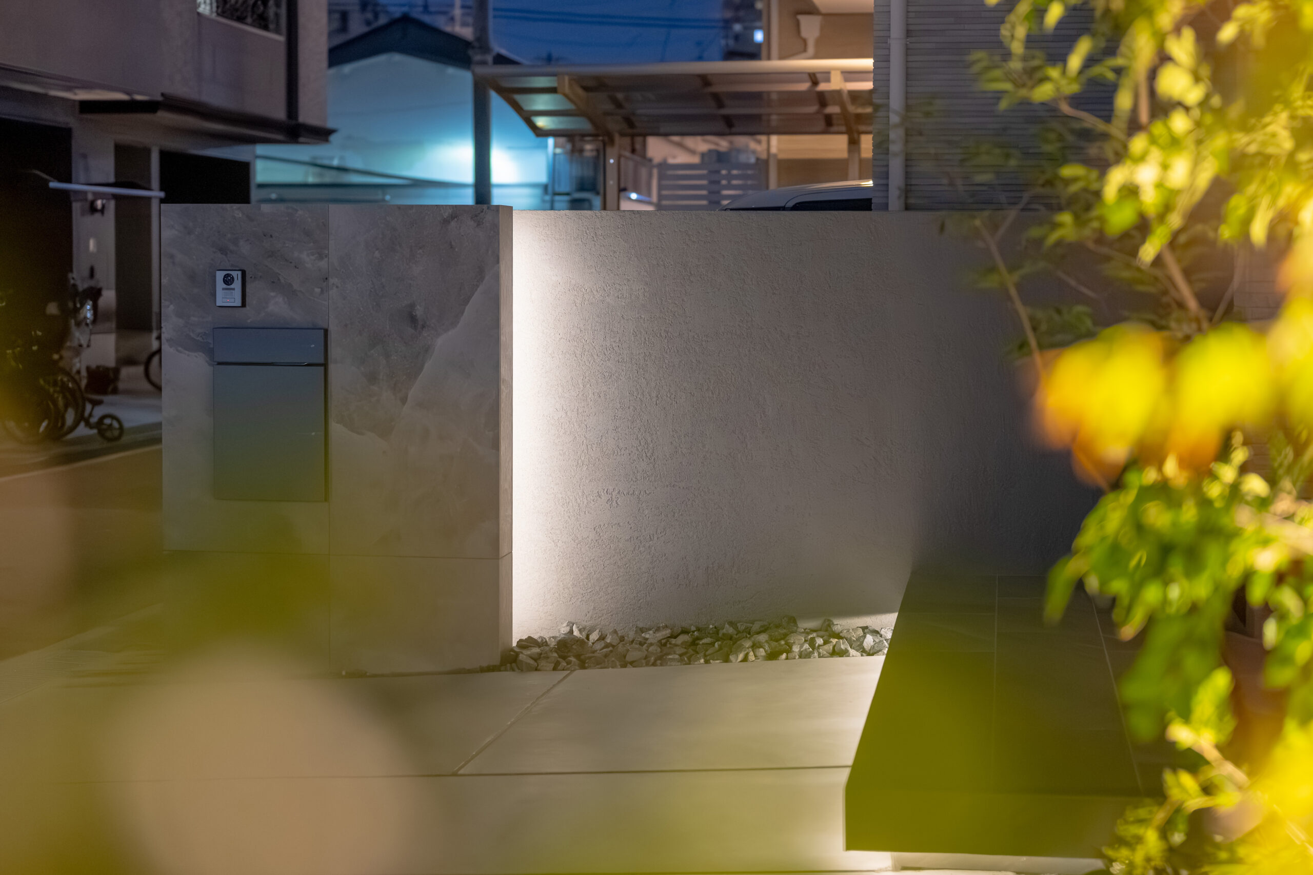 大阪府　光と素材が織りなす、ミニマルラグジュアリーな邸宅