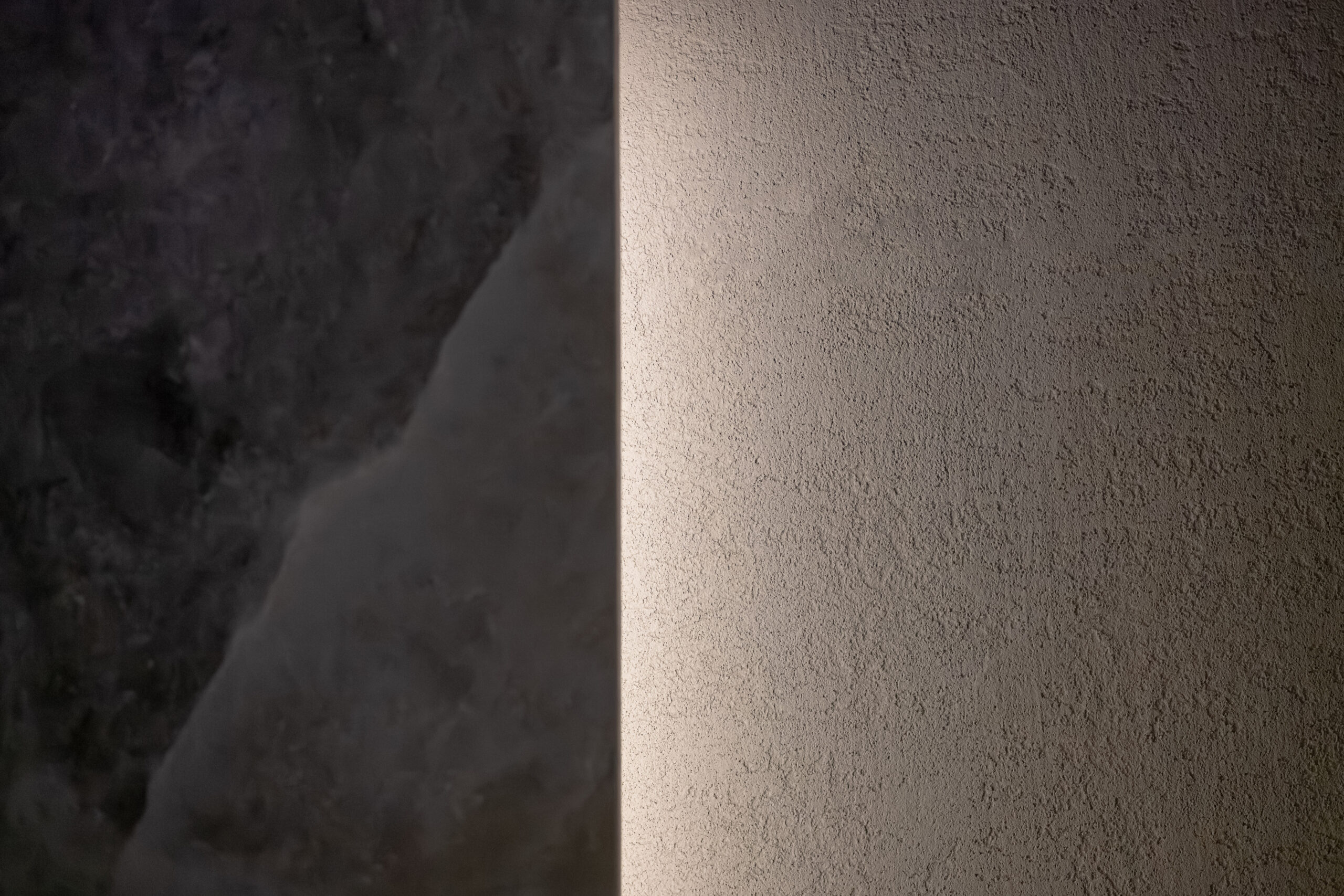 大阪府　光と素材が織りなす、ミニマルラグジュアリーな邸宅