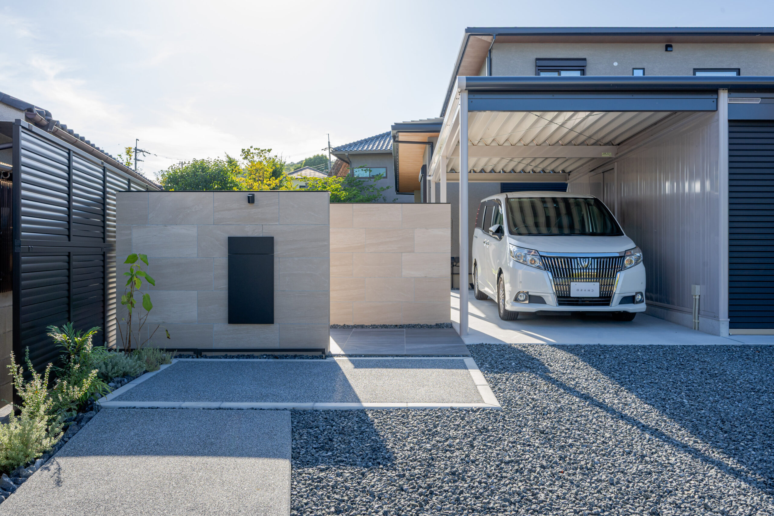 大阪府　建物と美しく調和する、すっきりとしたモダン外構デザイン