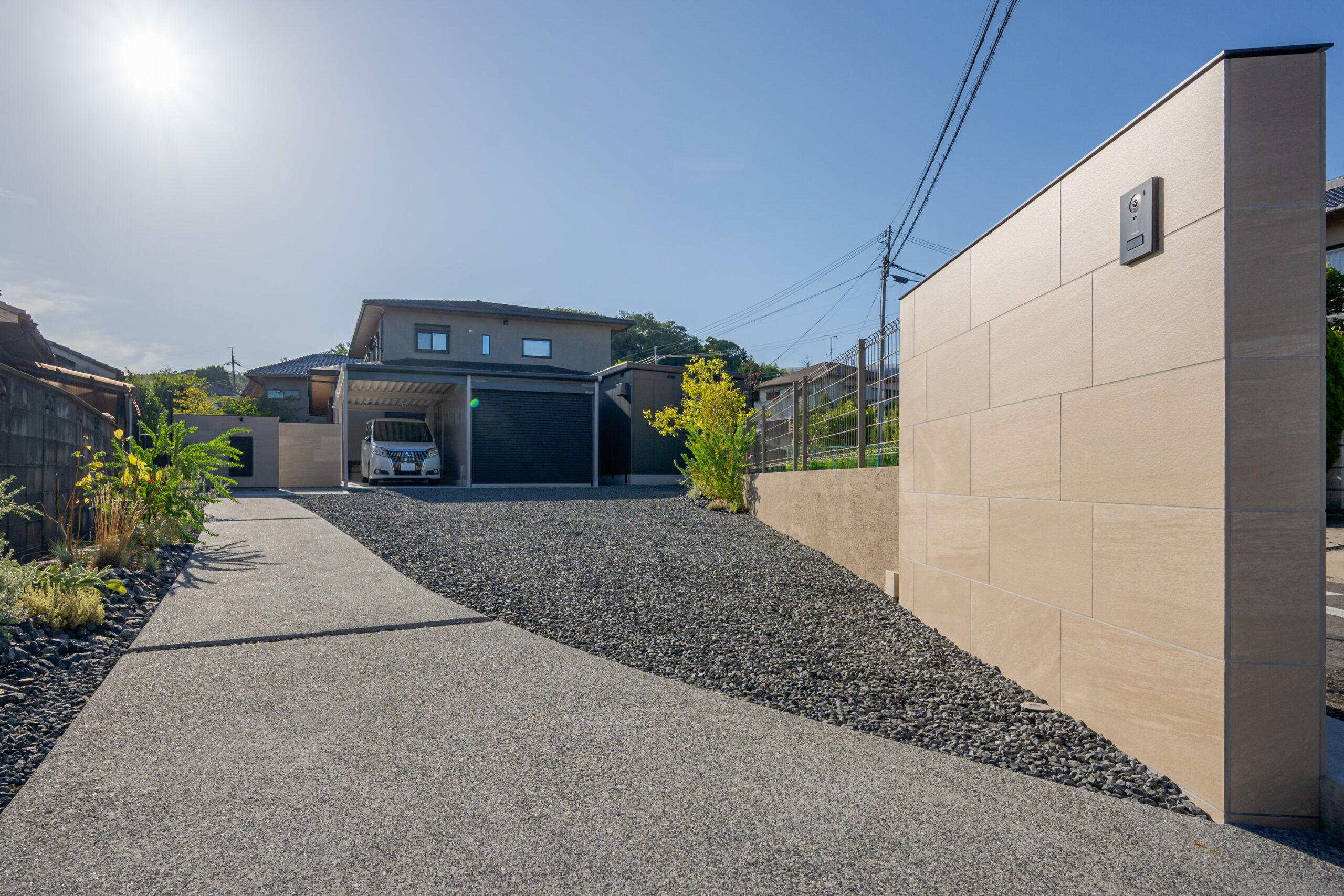 大阪府　建物と美しく調和する、すっきりとしたモダン外構デザイン