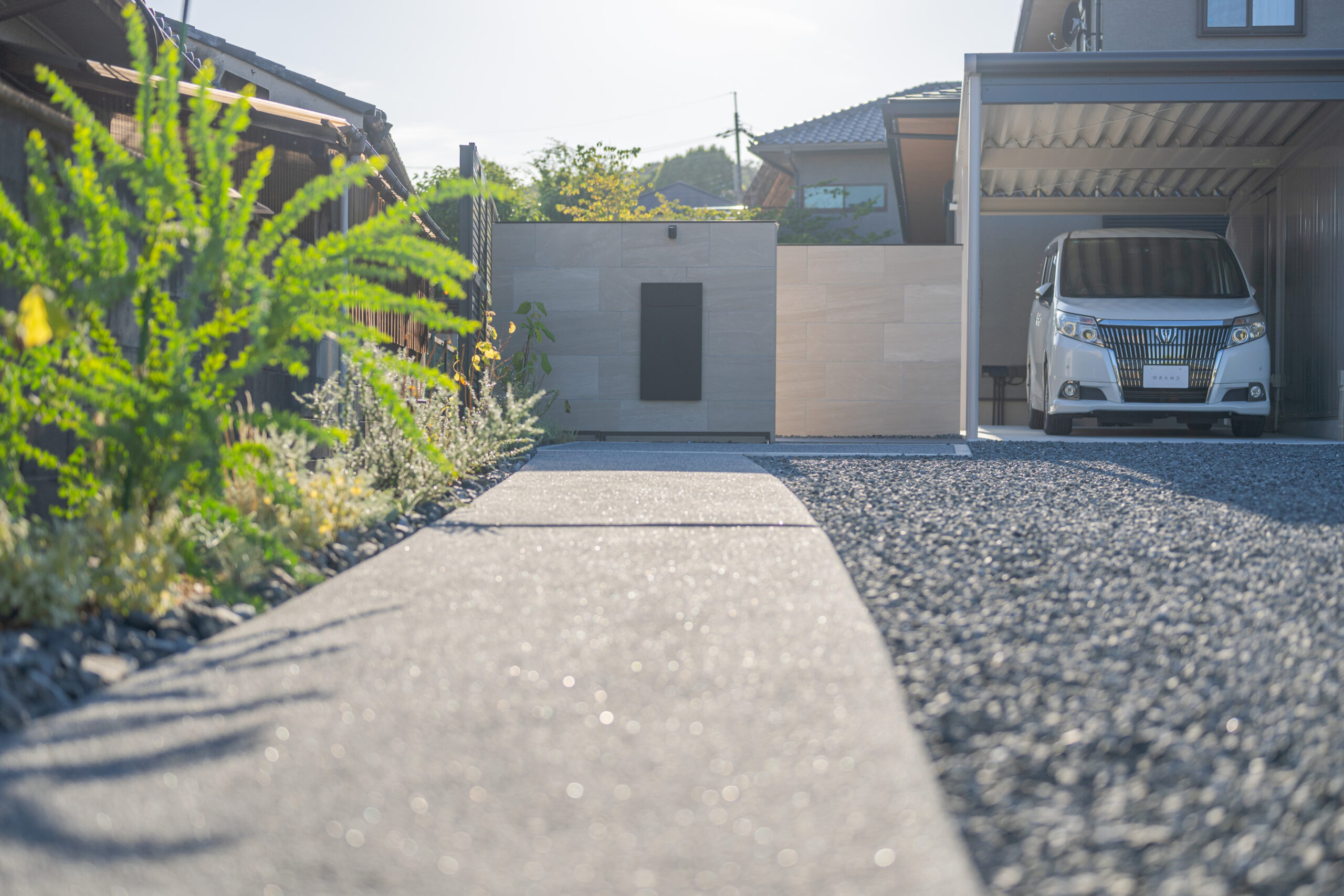 大阪府　建物と美しく調和する、すっきりとしたモダン外構デザイン