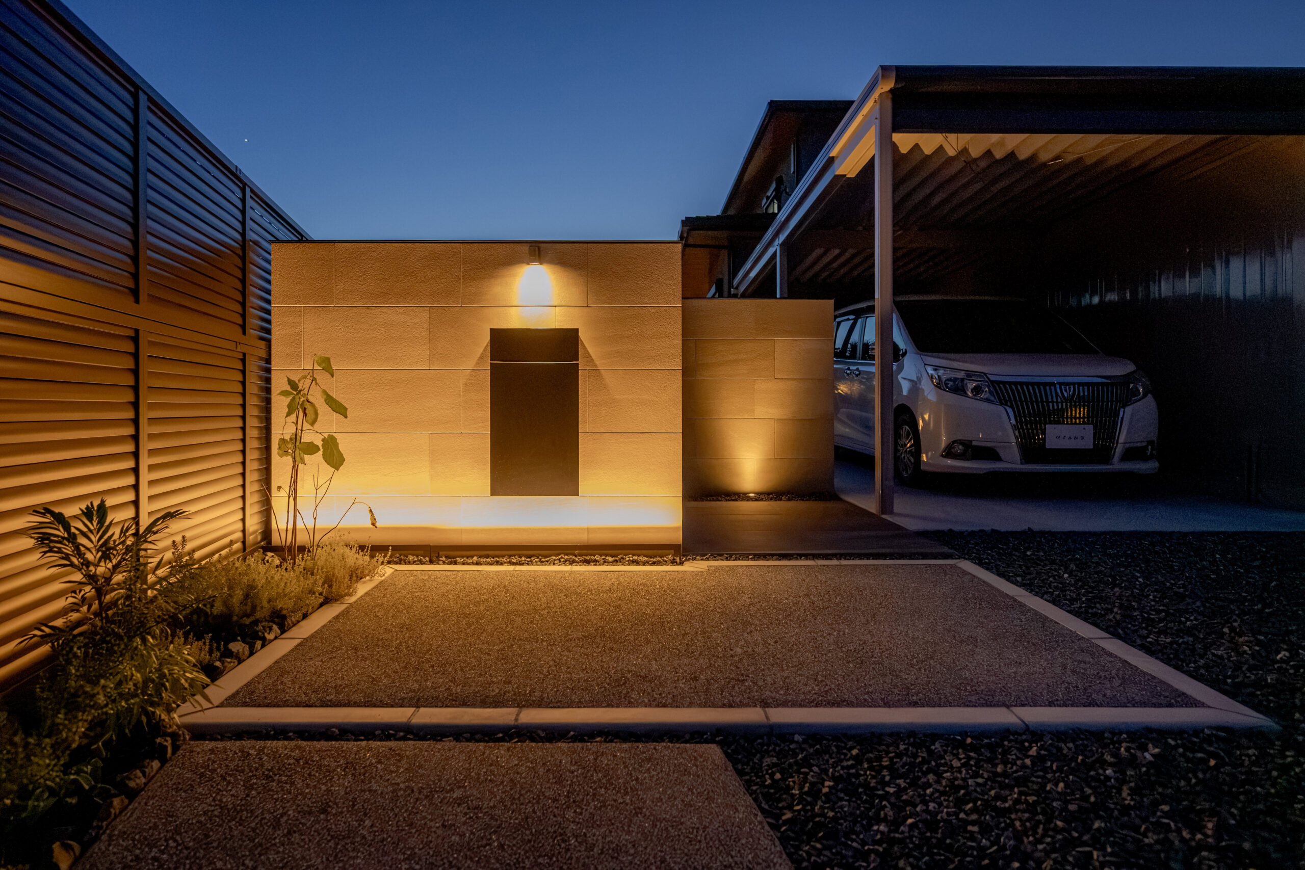 大阪府　建物と美しく調和する、すっきりとしたモダン外構デザイン