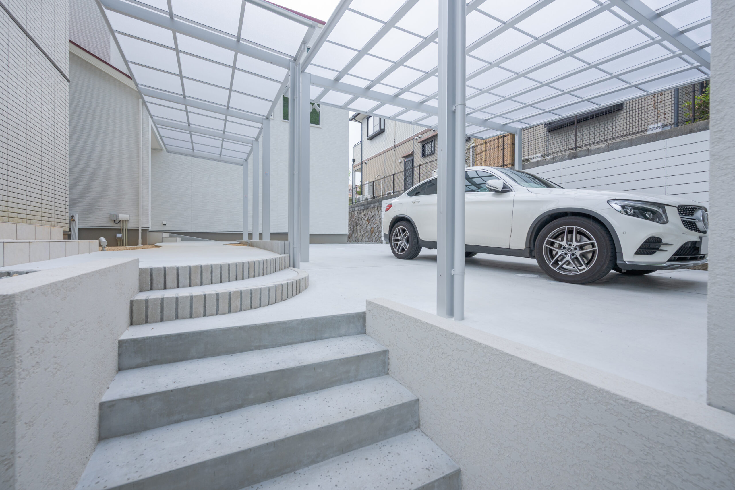 兵庫県　白の美しさが際立つ、エレガントなエクステリア